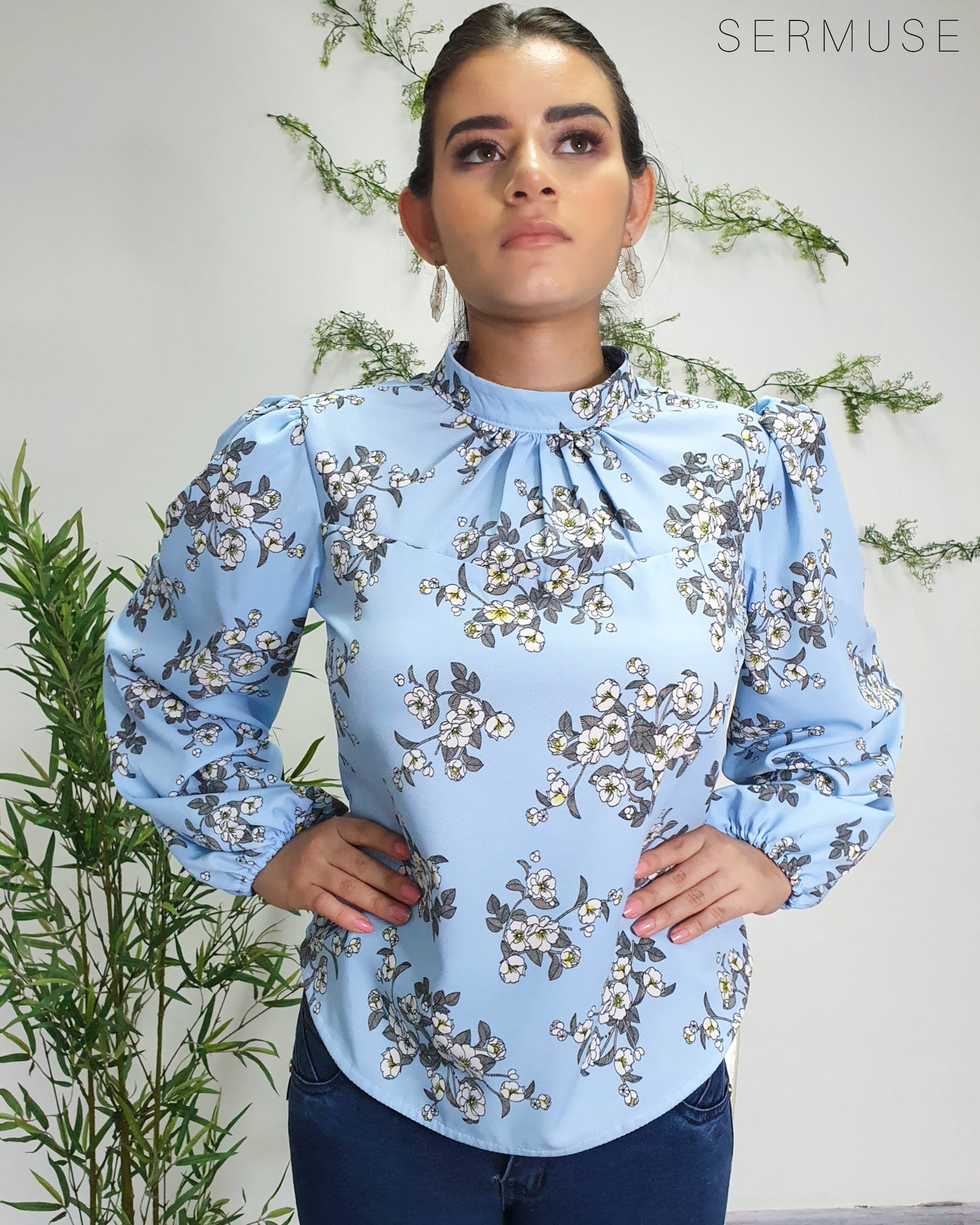 Top m/larga con cuello. CELESTE